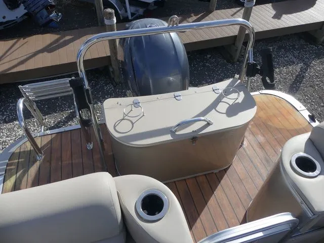 Slide: The Image of Avalon Catalina Platinum Quad Lounge 25' 2017 - 14