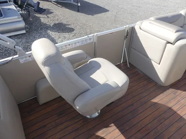 Slide: The Image of Avalon Catalina Platinum Quad Lounge 25' 2017 - 16