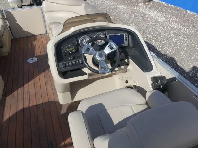 Slide: The Image of Avalon Catalina Platinum Quad Lounge 25' 2017 - 17