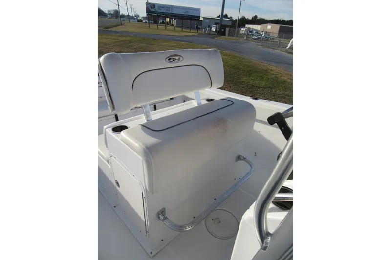 Slide: The Image of 2014 Sea Hunt Ultra 234 boat seat with storage and cup holders. - 24