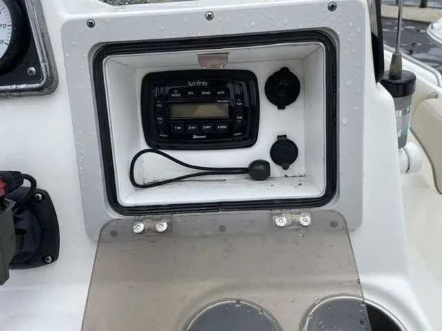 Slide: The Image of NauticStar 211 Angler 2016 - 18