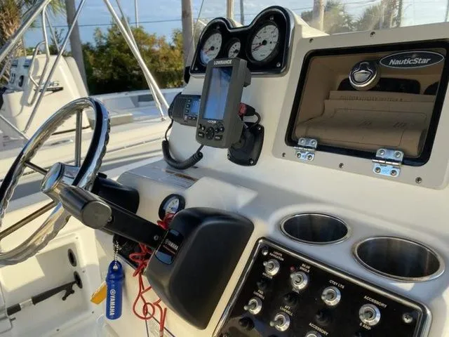 Slide: The Image of NauticStar 211 Angler 2016 - 26