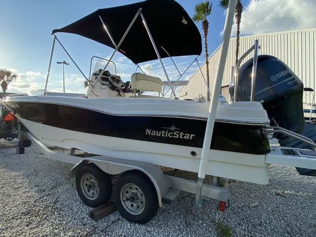 Slide: The Image of NauticStar 211 Angler 2016 - 3
