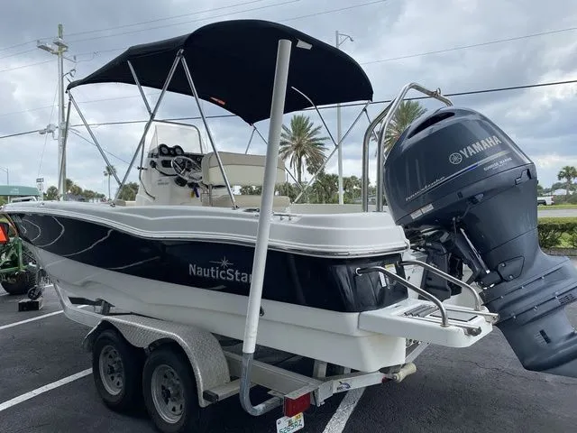 Slide: The Image of NauticStar 211 Angler 2016 - 4