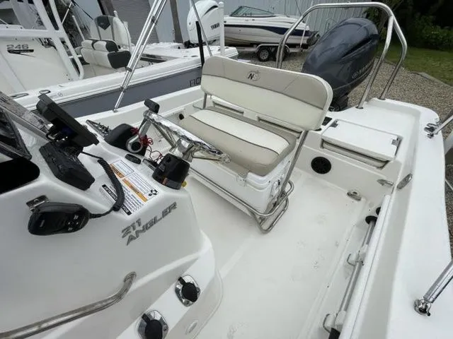Slide: The Image of NauticStar 211 Angler 2016 - 9