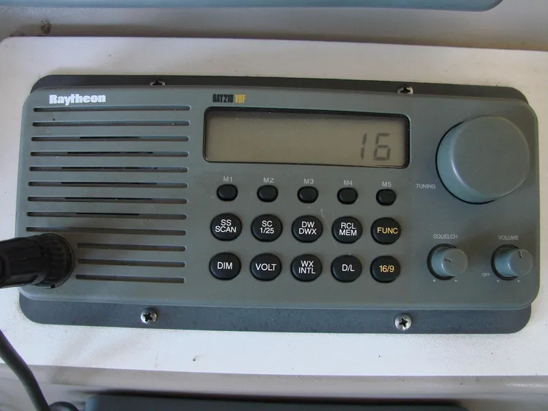 Slide: The Image of Raytheon VHF radio on Sea Ray 340 Sundancer 2001. - 24