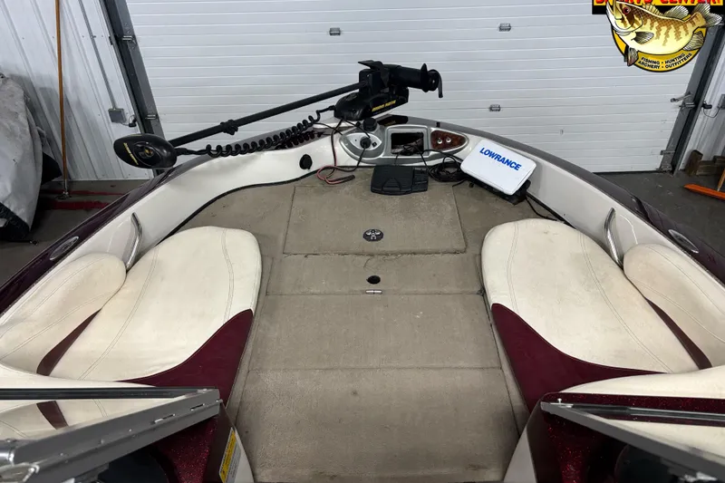 Slide: The Image of 2009 Nitro 290 Sport boat interior with Lowrance equipment and Minn Kota trolling motor. - 7