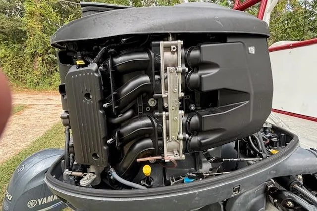 Slide: The Image of Yamaha outboard engine on 2022 Aloha Pontoon Tropical 260, detailed view. - 6