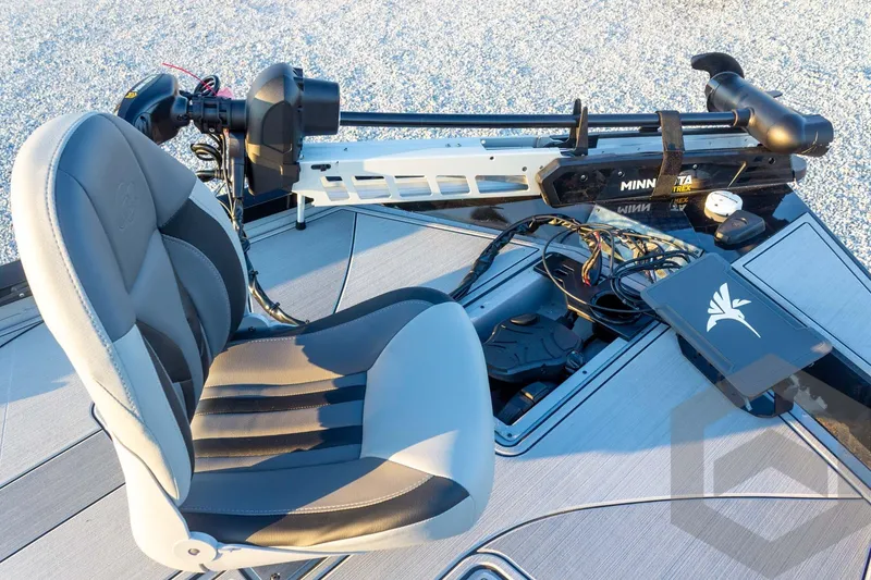 Slide: The Image of 2026 G3 Sportsman 1810 SE boat interior with seat and trolling motor. - 19