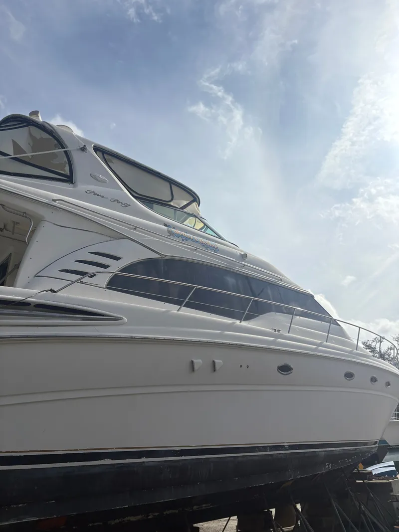 Slide: The Image of 2001 Sea Ray Five Forty yacht under blue sky. - 10
