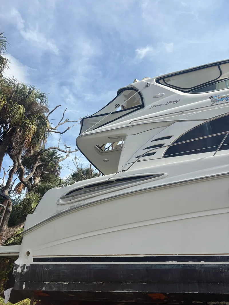 Slide: The Image of 2001 Sea Ray Five Forty yacht against palm trees and blue sky. - 11