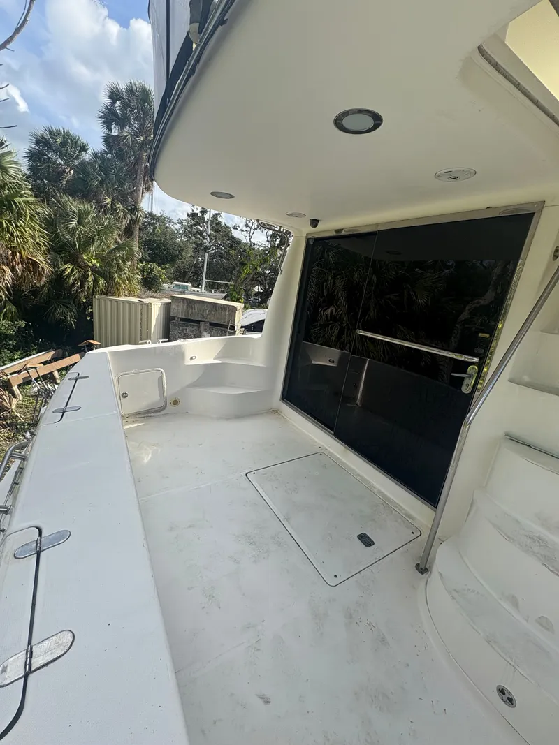 Slide: The Image of Deck of a 2001 Sea Ray Five Forty boat. - 15