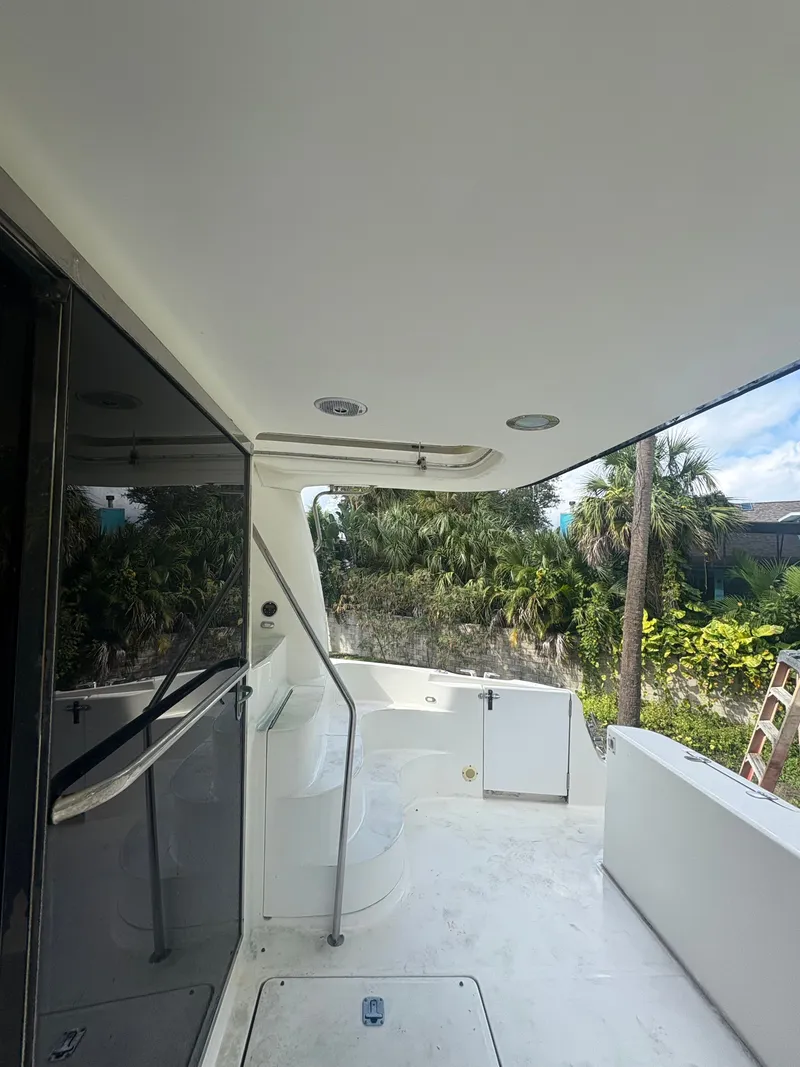 Slide: The Image of Deck of a 2001 Sea Ray Five Forty with palm trees in the background. - 16