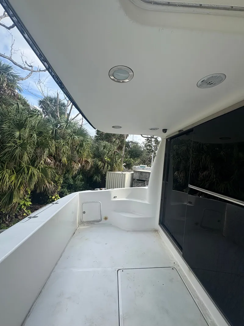 Slide: The Image of Deck of a 2001 Sea Ray Five Forty with palm trees in the background. - 17