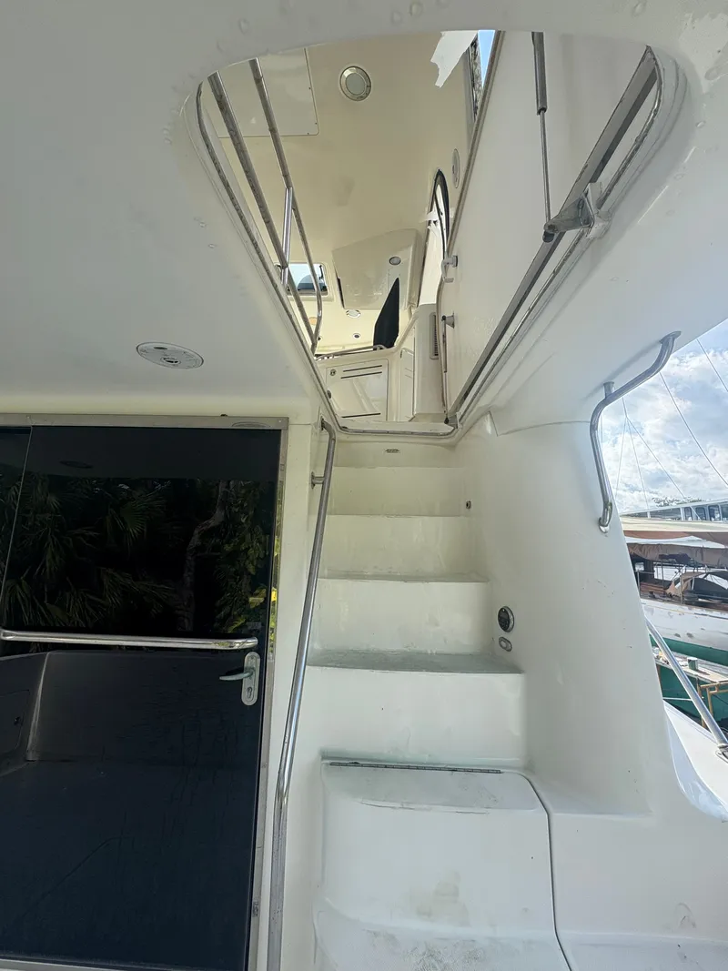 Slide: The Image of Staircase on a 2001 Sea Ray Five Forty yacht. - 18