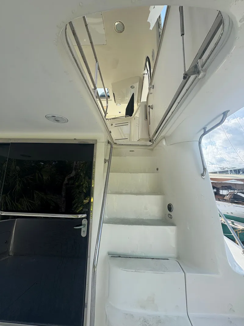 Slide: The Image of Staircase on a 2001 Sea Ray Five Forty yacht. - 19