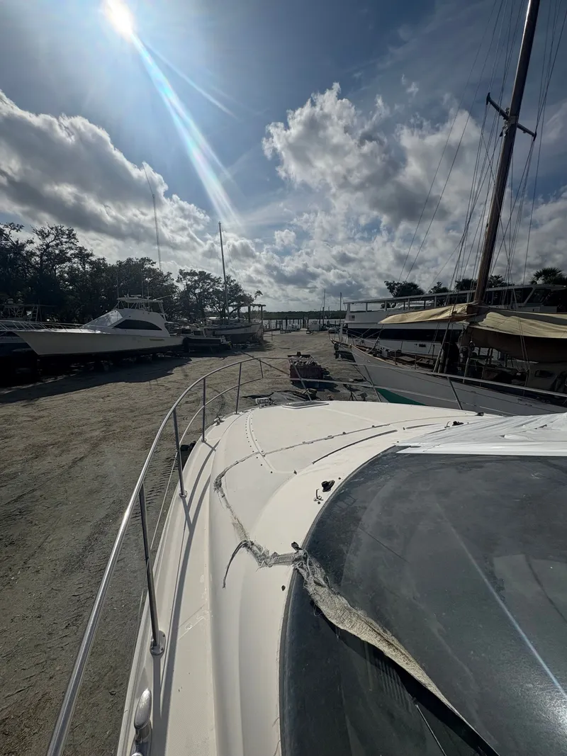 Slide: The Image of Sea Ray Five Forty 2001 on a sunny boatyard. - 23