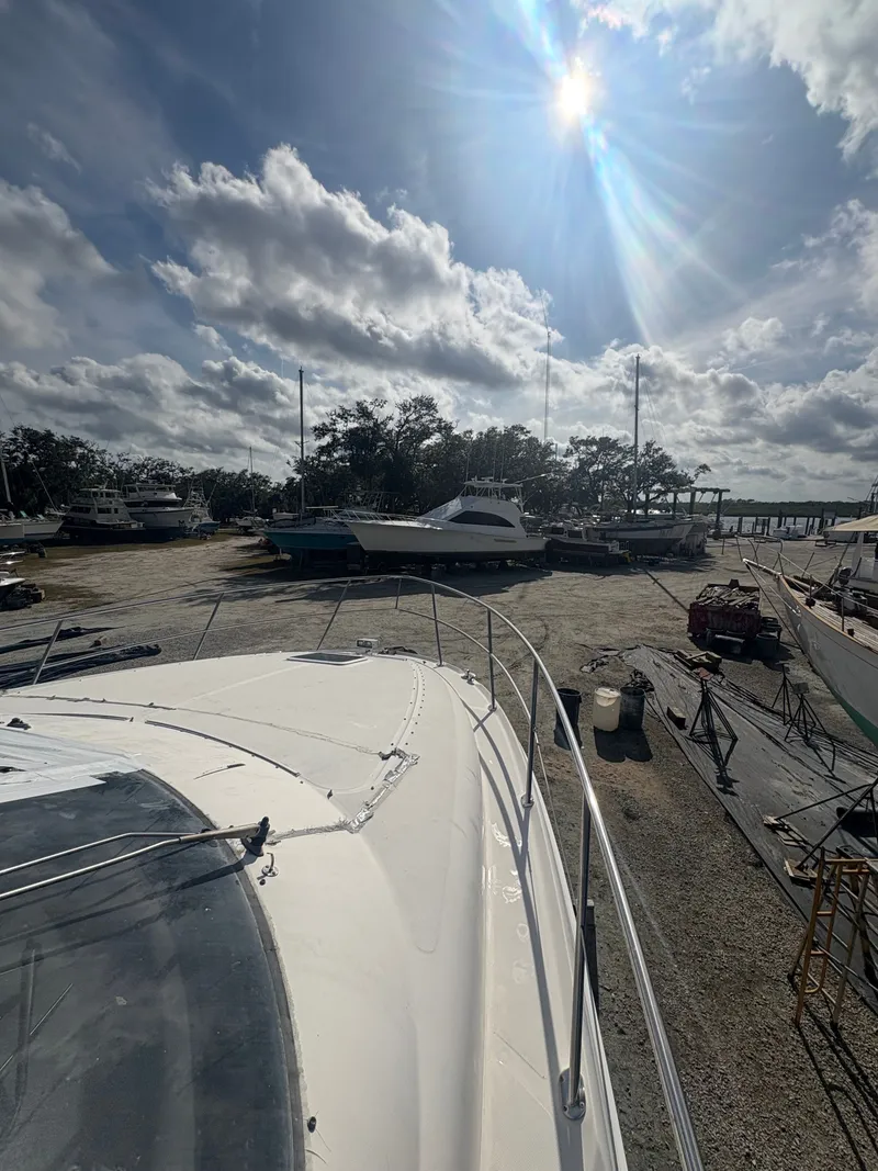 Slide: The Image of Sea Ray Five Forty 2001 on a sunny boatyard. - 28