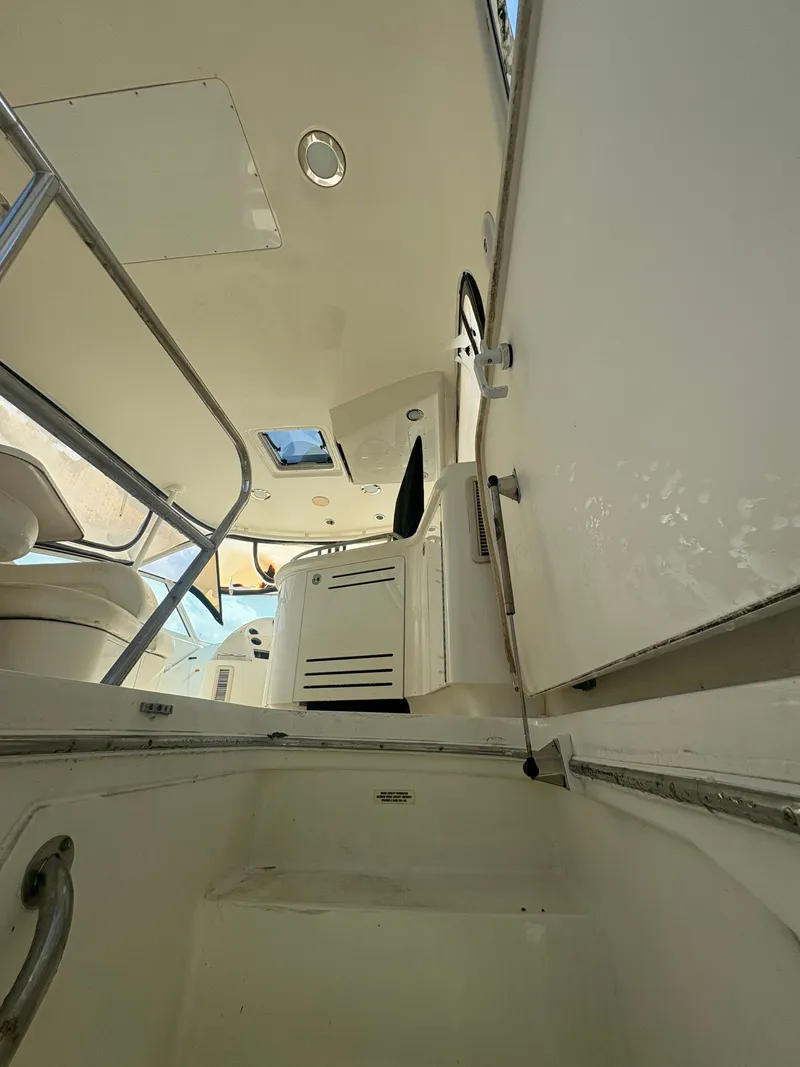 Slide: The Image of Interior view of a 2001 Sea Ray Five Forty yacht. - 30