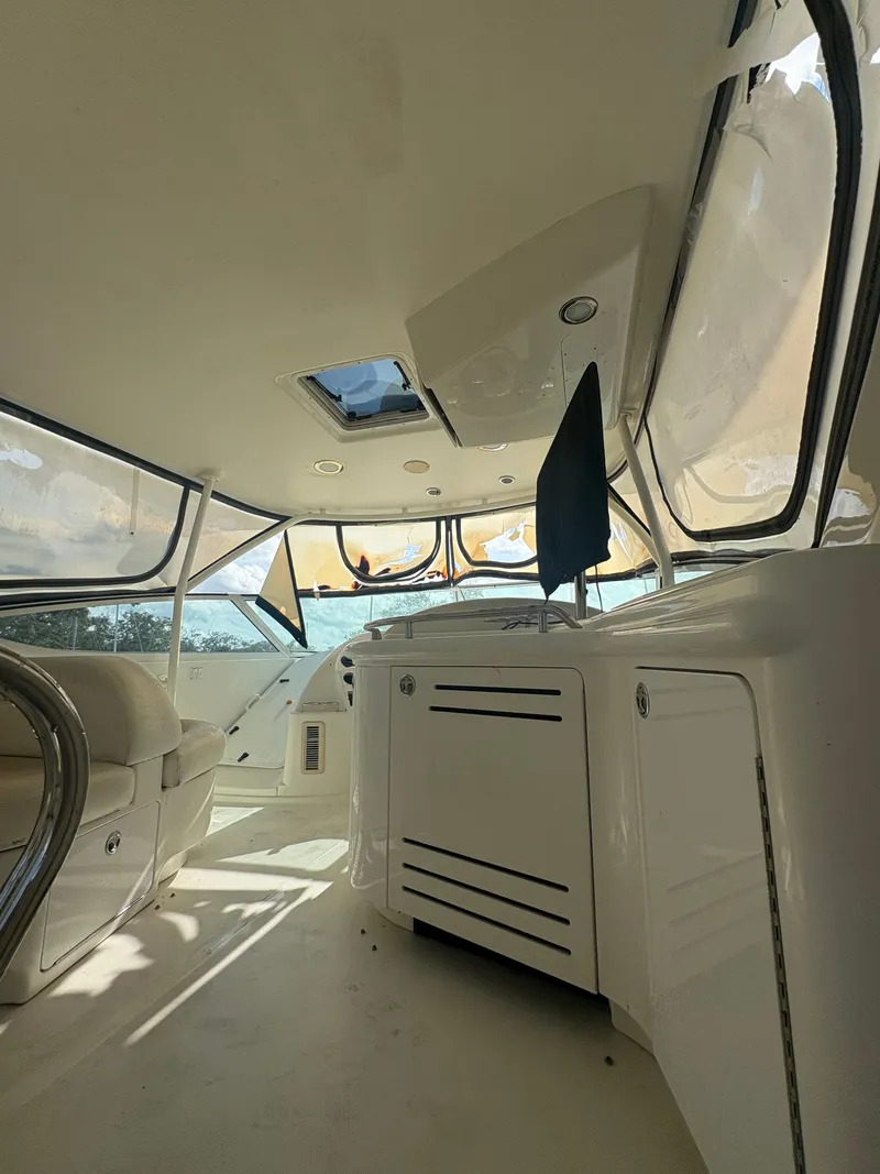 Slide: The Image of Interior of a 2001 Sea Ray Five Forty yacht. - 31