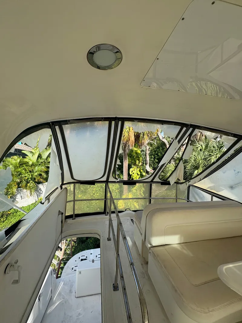 Slide: The Image of Interior of a 2001 Sea Ray Five Forty yacht with panoramic windows. - 32