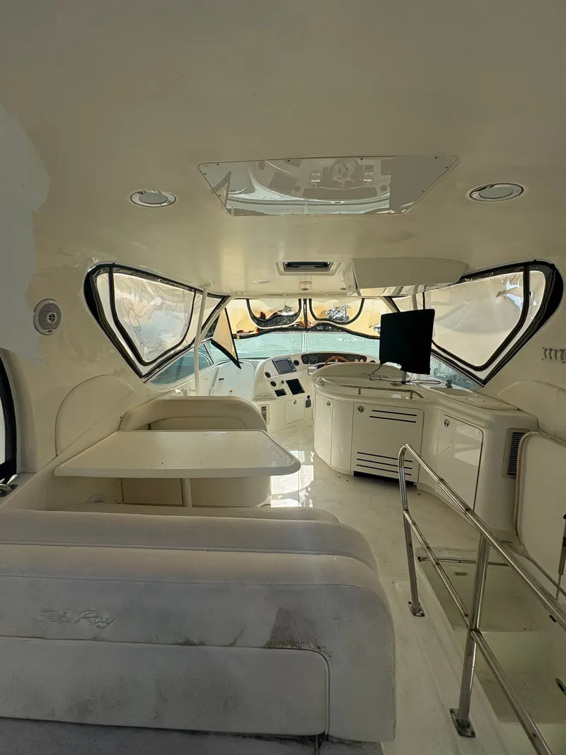 Slide: The Image of Interior of a 2001 Sea Ray Five Forty yacht. - 33