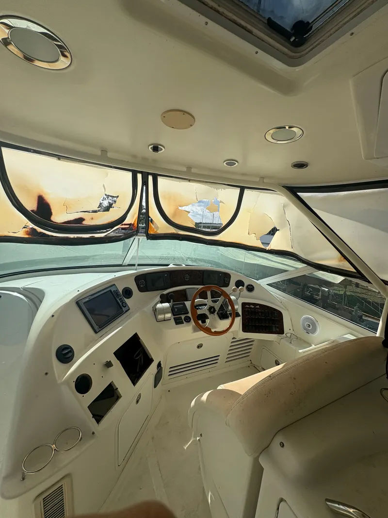 Slide: The Image of Interior view of a 2001 Sea Ray Five Forty yacht. - 34
