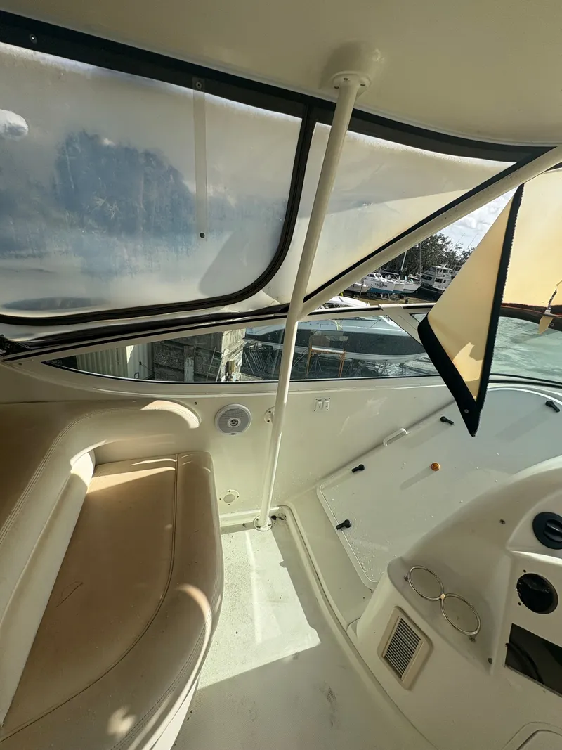 Slide: The Image of Interior of a 2001 Sea Ray Five Forty yacht. - 35