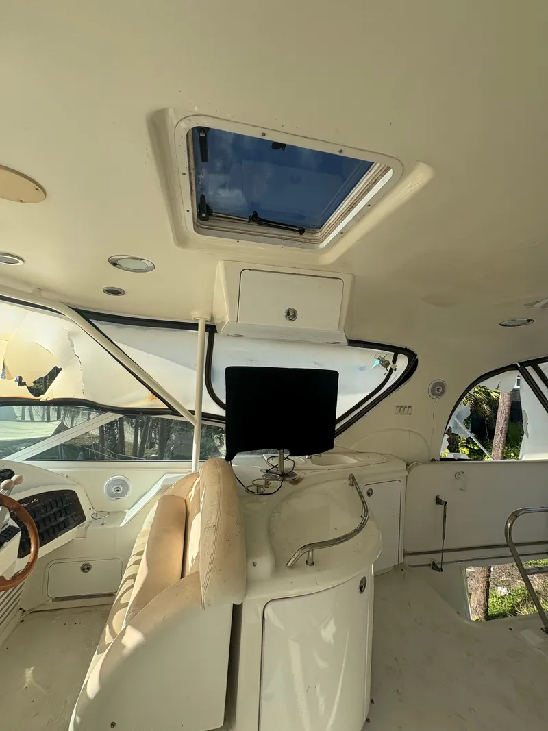 Slide: The Image of Interior of a 2001 Sea Ray Five Forty yacht. - 37