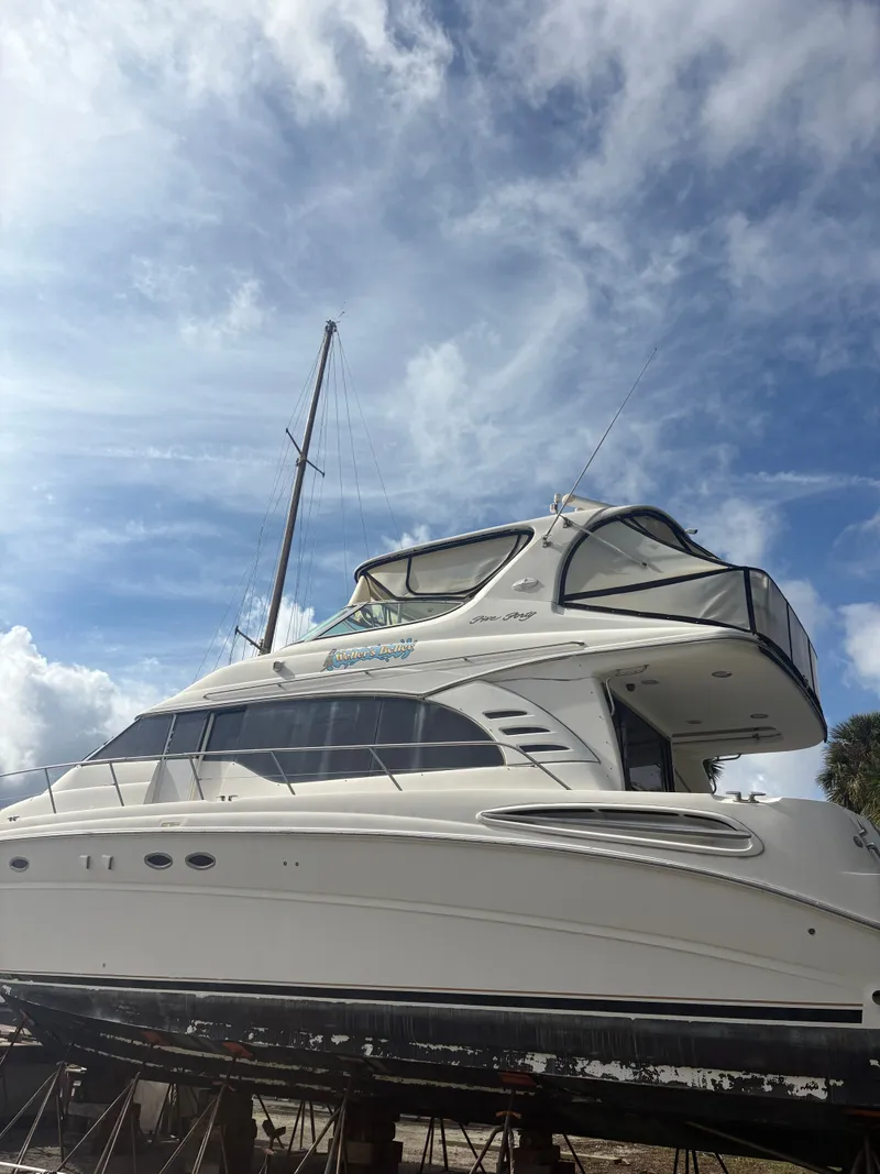 Slide: The Image of 2001 Sea Ray Five Forty yacht under blue sky. - 4