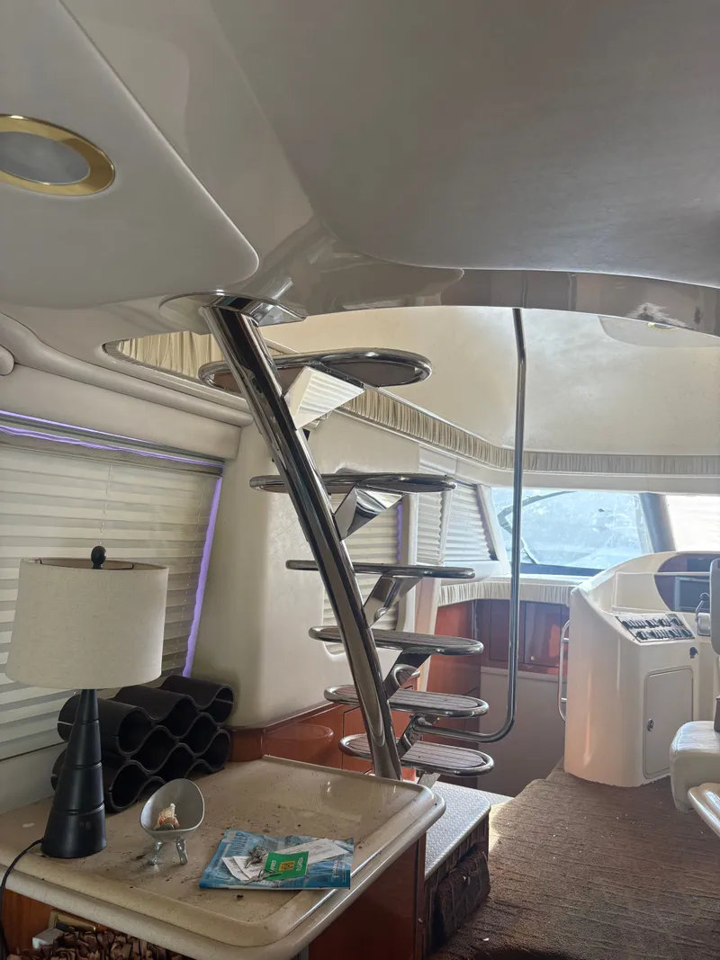 Slide: The Image of Interior of a 2001 Sea Ray Five Forty yacht. - 41