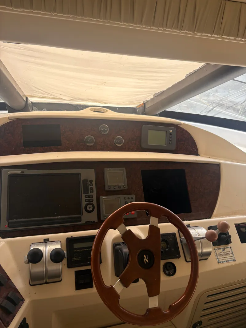 Slide: The Image of Helm of a 2001 Sea Ray Five Forty yacht. - 49