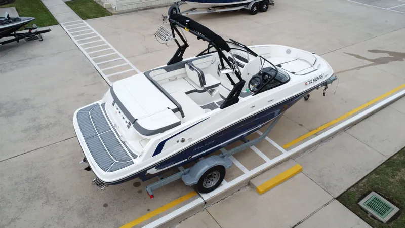 Slide: The Image of Bayliner VR5 2019 - 15