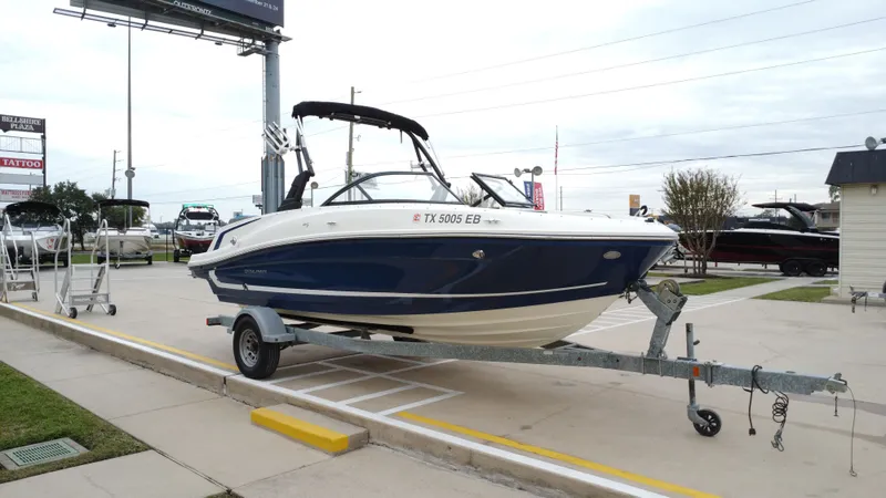 Slide: The Image of Bayliner VR5 2019 - 8