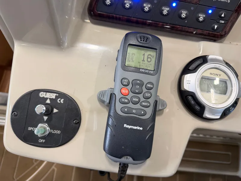 Slide: The Image of Sea Ray Sundancer 330 2010 - 12