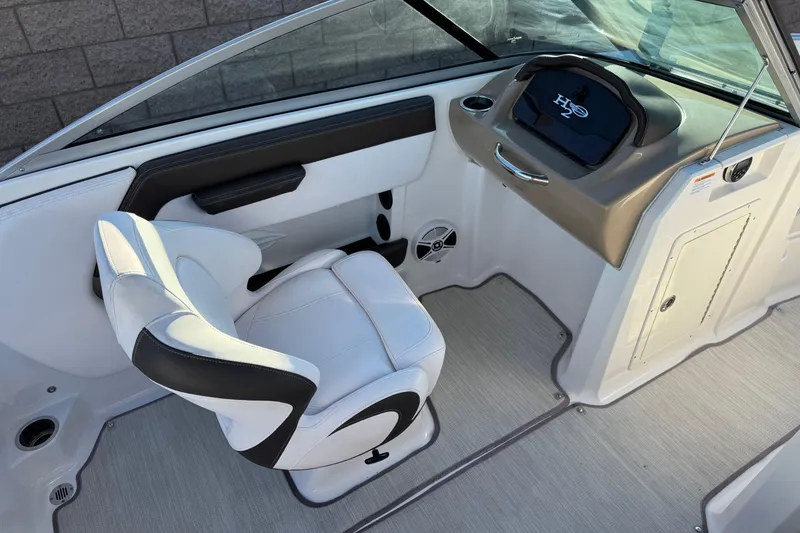Slide: The Image of 2019 Chaparral 21 H2O Ski & Fish boat interior with captain's chair and dashboard. - 22