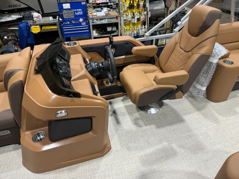 Slide: The Image of Tahoe LTZ 2385 Elite Cruise & Honda 4-Stroke EFI 2026 - 10