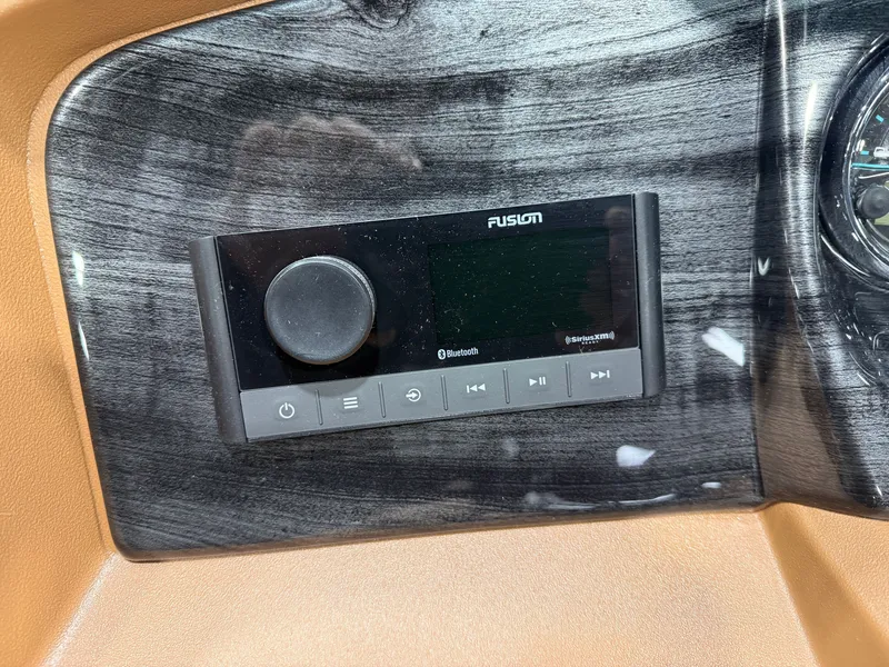 Slide: The Image of Tahoe LTZ 2385 Elite Cruise & Honda 4-Stroke EFI 2026 - 13