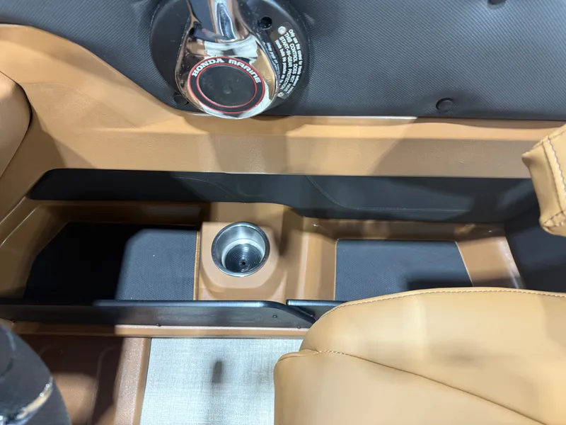 Slide: The Image of Tahoe LTZ 2385 Elite Cruise & Honda 4-Stroke EFI 2026 - 16