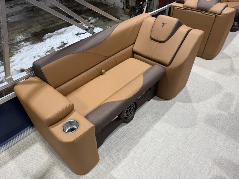 Slide: The Image of Tahoe LTZ 2385 Elite Cruise & Honda 4-Stroke EFI 2026 - 18