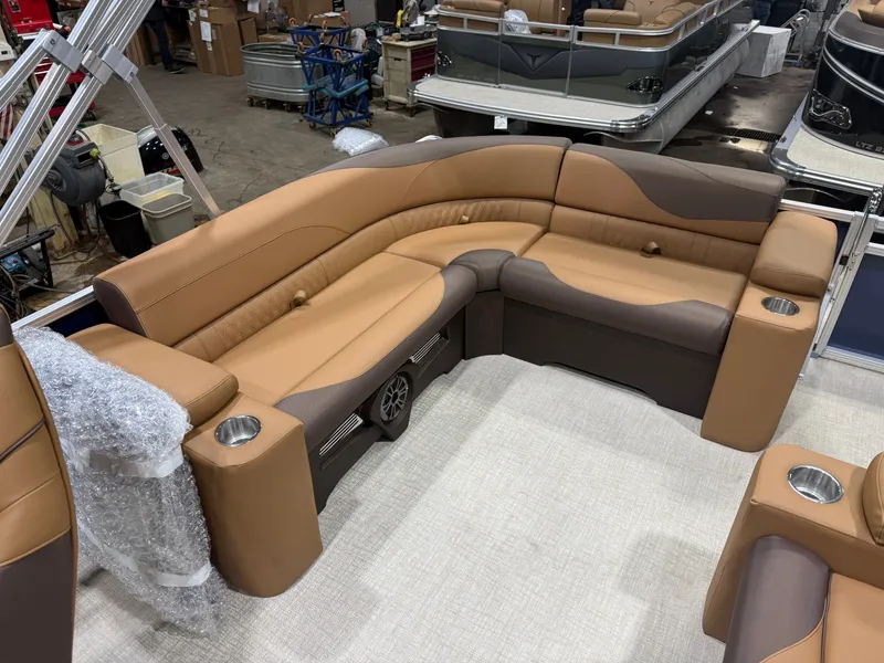 Slide: The Image of Tahoe LTZ 2385 Elite Cruise & Honda 4-Stroke EFI 2026 - 19