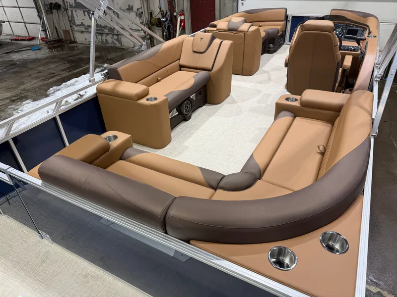 Slide: The Image of Tahoe LTZ 2385 Elite Cruise & Honda 4-Stroke EFI 2026 - 21