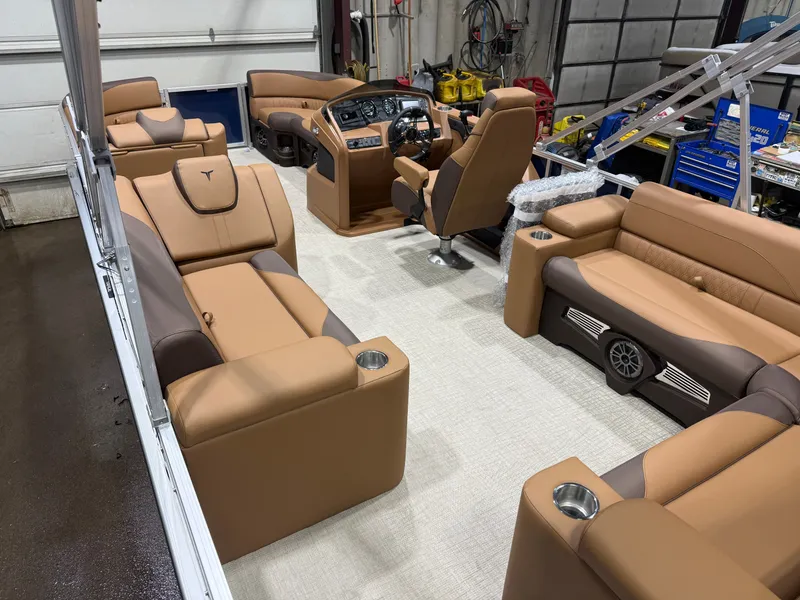 Slide: The Image of Tahoe LTZ 2385 Elite Cruise & Honda 4-Stroke EFI 2026 - 4