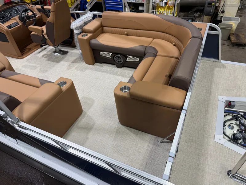 Slide: The Image of Tahoe LTZ 2385 Elite Cruise & Honda 4-Stroke EFI 2026 - 5