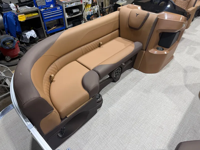 Slide: The Image of Tahoe LTZ 2385 Elite Cruise & Honda 4-Stroke EFI 2026 - 8