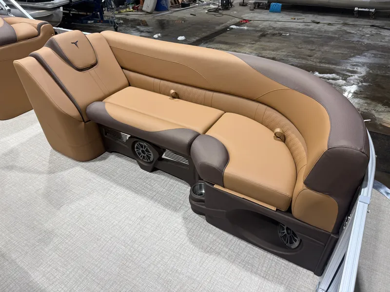 Slide: The Image of Tahoe LTZ 2385 Elite Cruise & Honda 4-Stroke EFI 2026 - 9