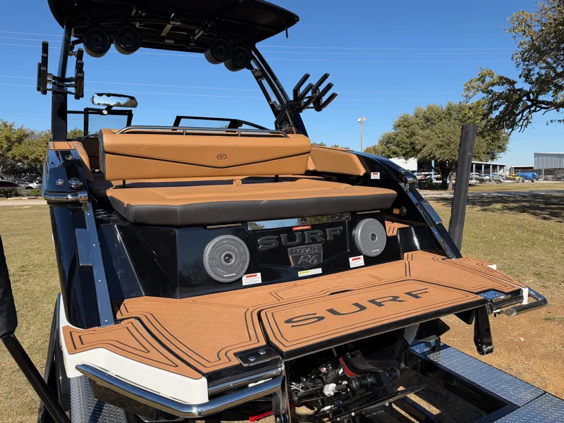 Slide: The Image of 2026 COBALT R6 SURF - Image 10 - 10