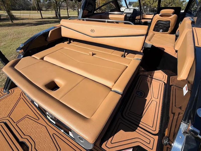 Slide: The Image of 2026 COBALT R6 SURF - Image 11 - 11