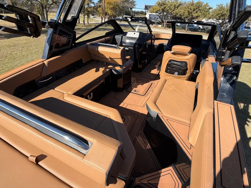 Slide: The Image of 2026 COBALT R6 SURF - Image 12 - 12