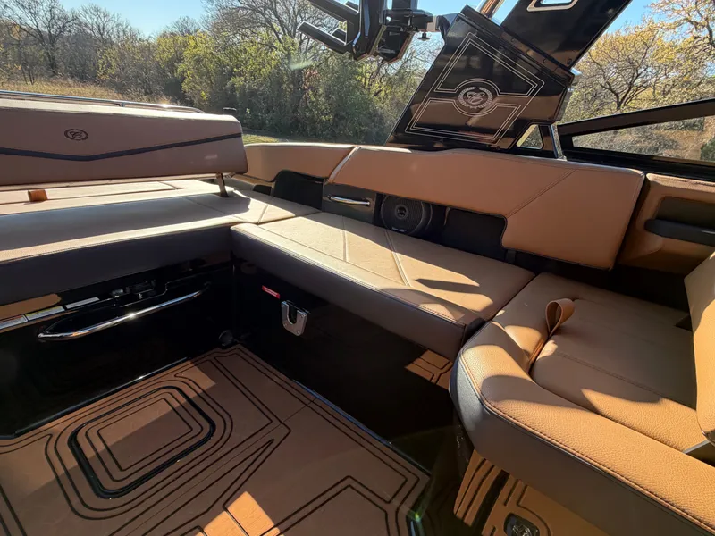 Slide: The Image of 2026 COBALT R6 SURF - Image 14 - 14